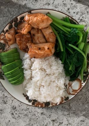 A picture of Pan-Seared Chicken Breast + White Rice + Chinese Broccoli + Butter (EAT CLEAN 548kcal🔥).