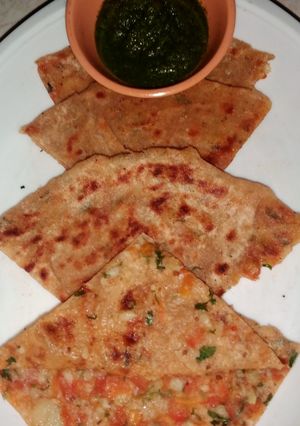 आलू गाजर का पराठा (Aloo gajar ka paratha recipe in Hindi) रेसिपी मुख्य फोटो