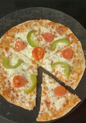 થીન પીઝા (Thin pizza recipe in Gujarati) રેસીપી મુખ્ય ફોટો