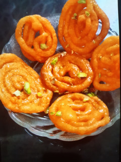 ઇન્સ્ટન્ટ જલેબી (Instant Jalebi Recipe In Gujarati) રેસીપી મુખ્ય ફોટો