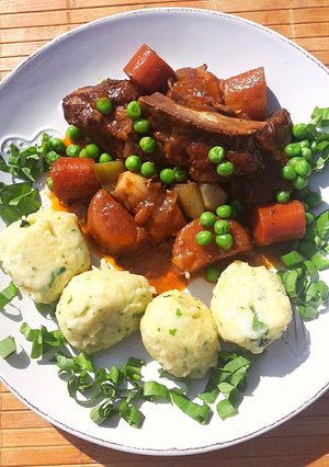 Vörösboros sertésoldalas ragu medvehagymás krumpligombóccal recept fotója