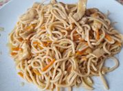 Una foto de noodle al teriyaki