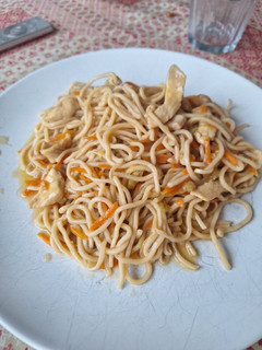 Una foto de Noodles con pollo y shiitake en salsa Teriyaki