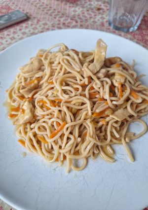 Una foto de Noodles con pollo y shiitake en salsa Teriyaki