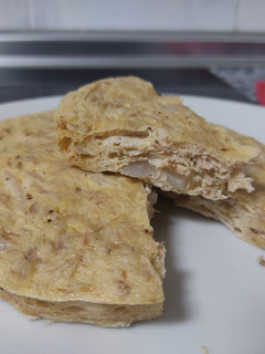Una foto de Pastel de atún y cebolla en microondas