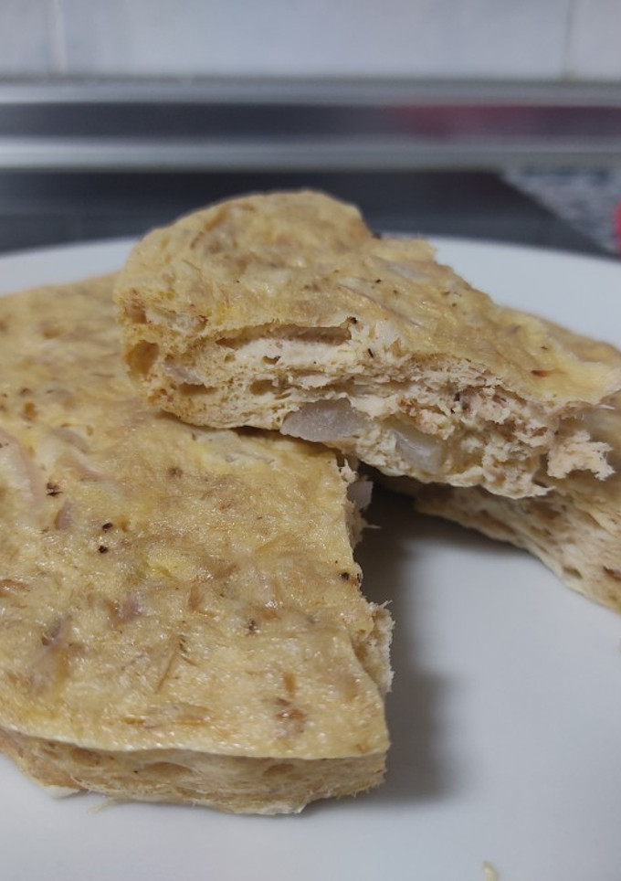 Una foto de Pastel de atún y cebolla en microondas