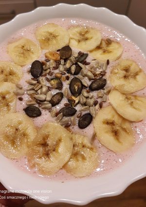 Zdjęcie przepisu ,,Truskawkowe smoothie bowl z bananem i bakaliami,,.