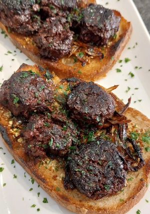 Une photo de Tartines de boudin noir 😋