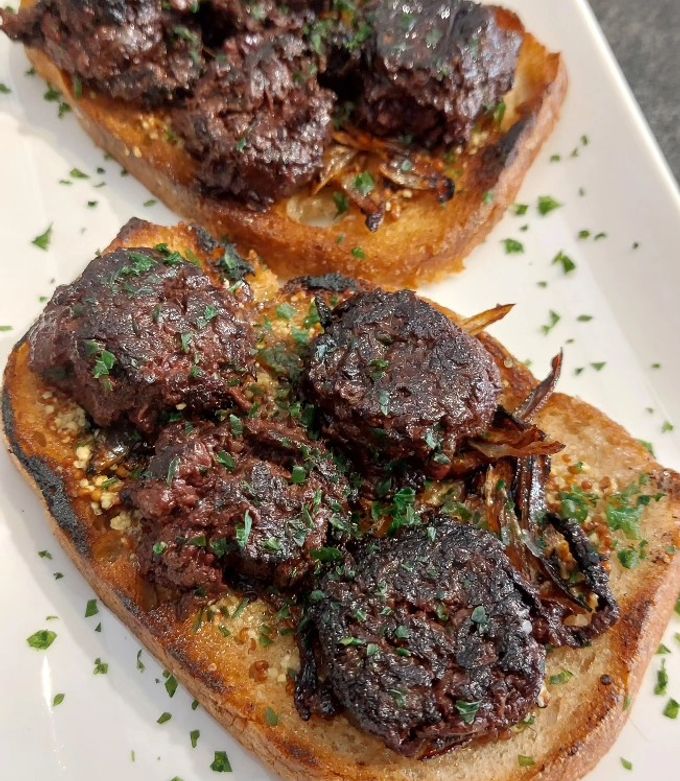 Une photo de Tartines de boudin noir 😋