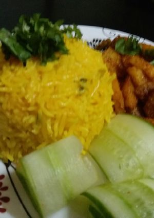 A picture of Burnt garlic rice with fried potatoes.