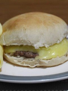 Una foto de Hamburguesa con queso derretido