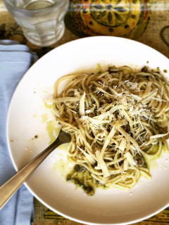 Una foto de Fideos con pesto