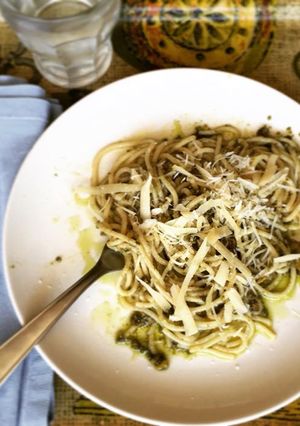 Una foto de Fideos con pesto