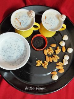 ચિયા મખાના મિલ્કશેક(Chia Makhana Milkshake Recipe In Gujarati) રેસીપી મુખ્ય ફોટો