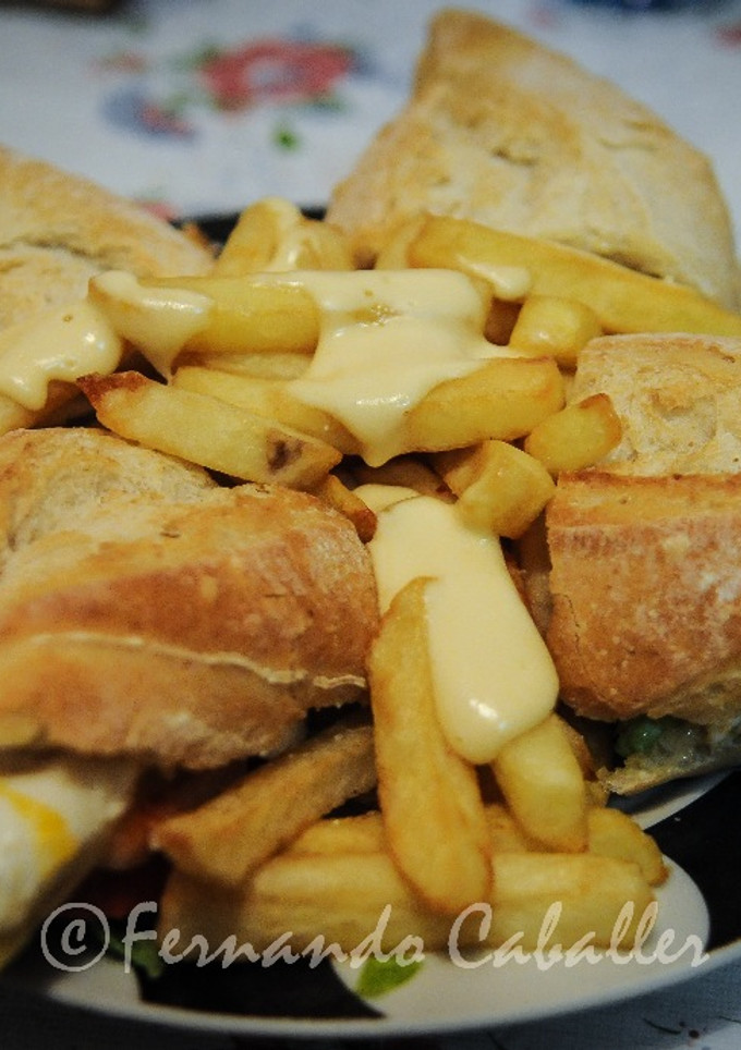 Una foto de Bocadillo de pechuga y más