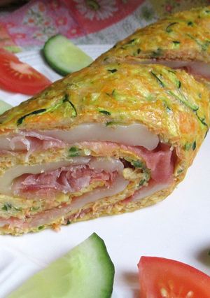 Sonkás-sajtos cukkinitekercs recept fotója
