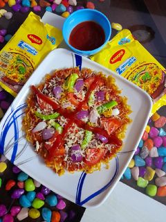 मैगी नूडल्स पिज़्ज़ा(maggi noodles pizza recipe in hindi) रेसिपी मुख्य फोटो