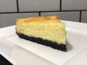 Una foto de cheesecake con leche condensada