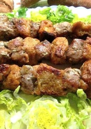 Foto principal de Brochetas de cerdo y trozos de pan crujiente (para dieta)