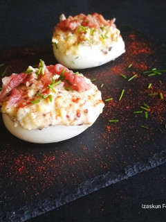 Una foto de Huevos rellenos de quinoa y jamón