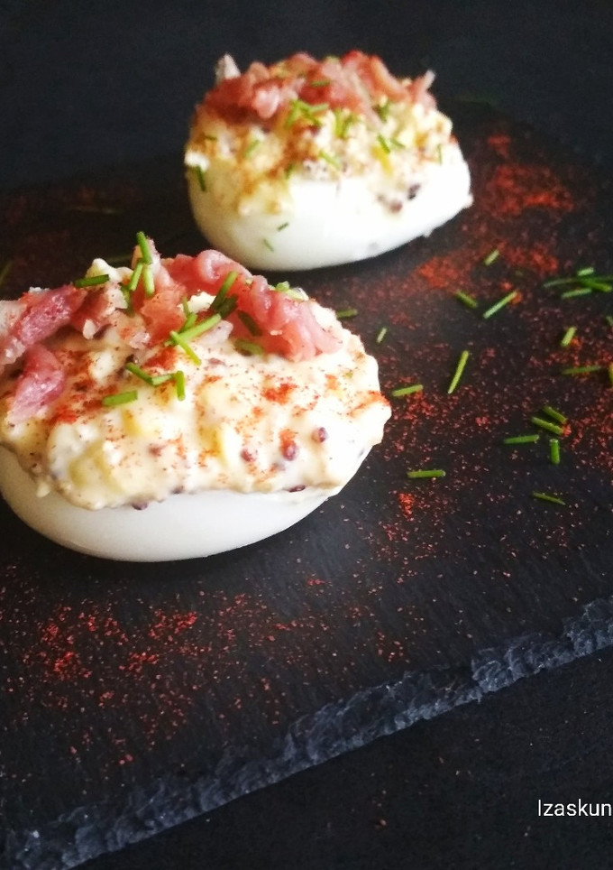 Una foto de Huevos rellenos de quinoa y jamón