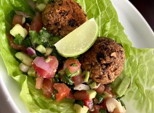 Una foto de Falafel de frijol negro a la mexicana