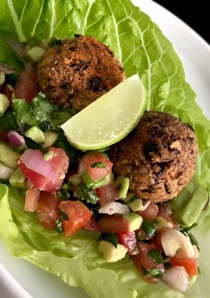 Una foto de Falafel de frijol negro a la mexicana