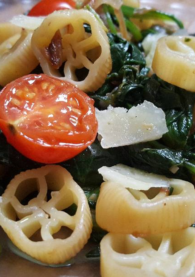 Una foto de Ruedas con espinacas, cherrys y pecorino