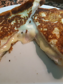 Una foto de Sándwich montecristo de jamón york y queso