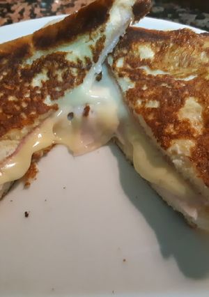 Una foto de Sándwich montecristo de jamón york y queso