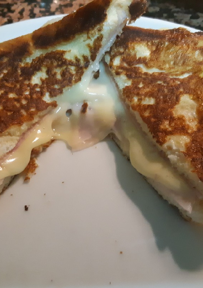 Una foto de Sándwich montecristo de jamón york y queso