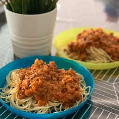 A picture of Simple beef bolognese sauce (with hidden veggies inside 😋) 🥕🍝🥫🍅.