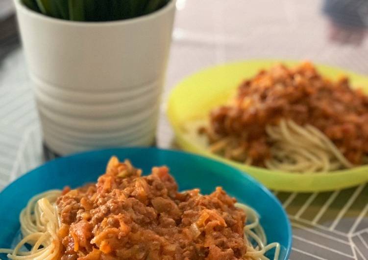 Simple Way to Make Speedy Simple beef bolognese sauce (with hidden veggies inside 😋) 🥕🍝🥫🍅