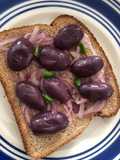 Pan con aceituna y ensalada de cebolla!