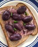 Pan con aceituna y ensalada de cebolla!