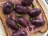 Pan con aceituna y ensalada de cebolla!