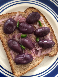 Una foto de Pan con aceituna y ensalada de cebolla!