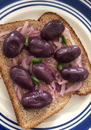 Una foto de Pan con aceituna y ensalada de cebolla!