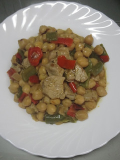 Una foto de Garbanzos al curry con solomillo de cerdo