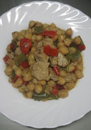 Foto principal de Garbanzos al curry con solomillo de cerdo