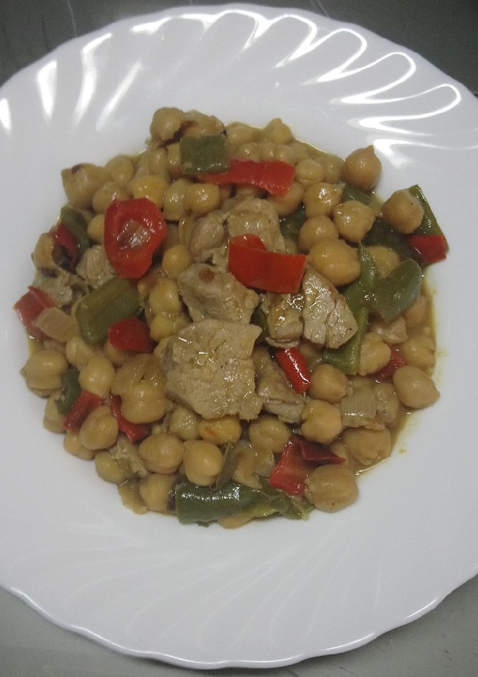 Una foto de Garbanzos al curry con solomillo de cerdo