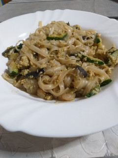 Una foto de Noodles estilo Thai con gambas