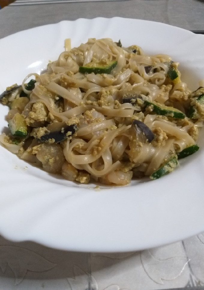 Una foto de Noodles estilo Thai con gambas