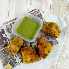 A picture of Stuffed Bread Pakora.