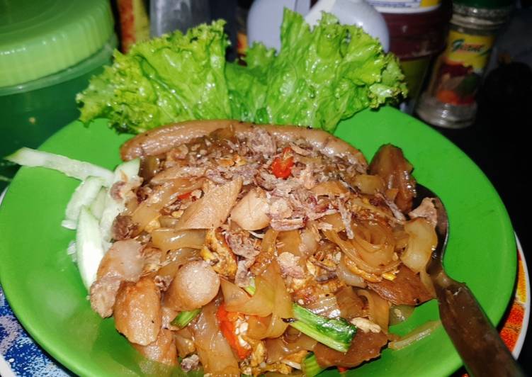 Cara menyajikan Kwetiau goreng pedas manis yang Sedap