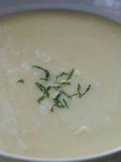 Una foto de Vichyssoise con pera o crema de puerros y pera