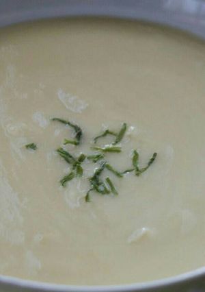 Una foto de Vichyssoise con pera o crema de puerros y pera