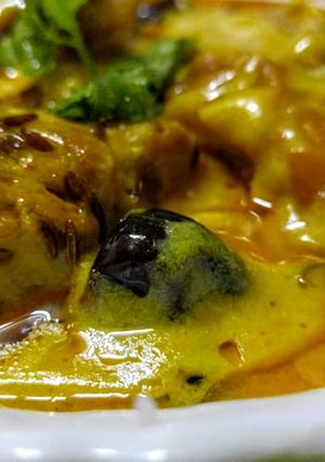A picture of Punjabi dish Pakora karhi.
