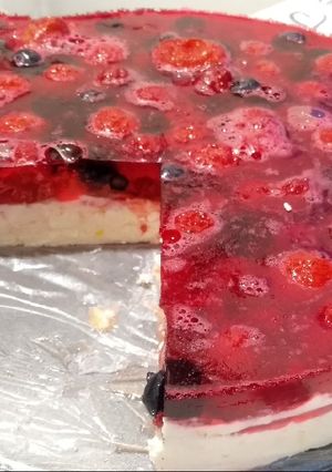 Áfonyás, epres, málnás túrótorta recept fotója