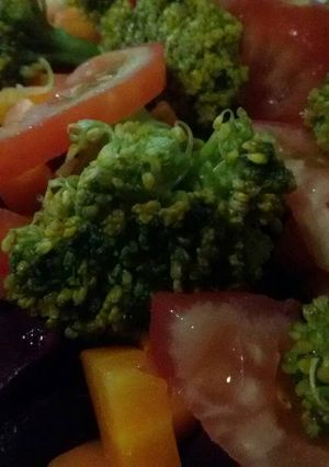 Una foto de Ensalada de remolachas, brócoli, tomate y zanahoria 🌿